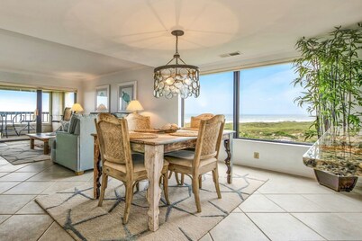 Beautiful corner Oceanfront Condo With Breathtaking Beach Views,