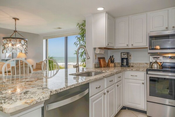 Jääkaappi, mikroaaltouuni, uuni, liesi