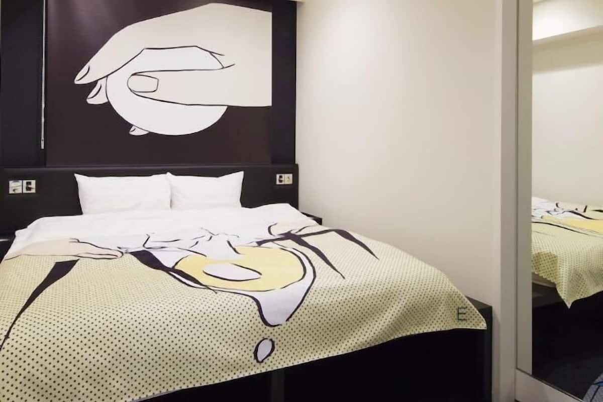 Cubrecamas, tabla de planchar con plancha, wifi gratis y ropa de cama
