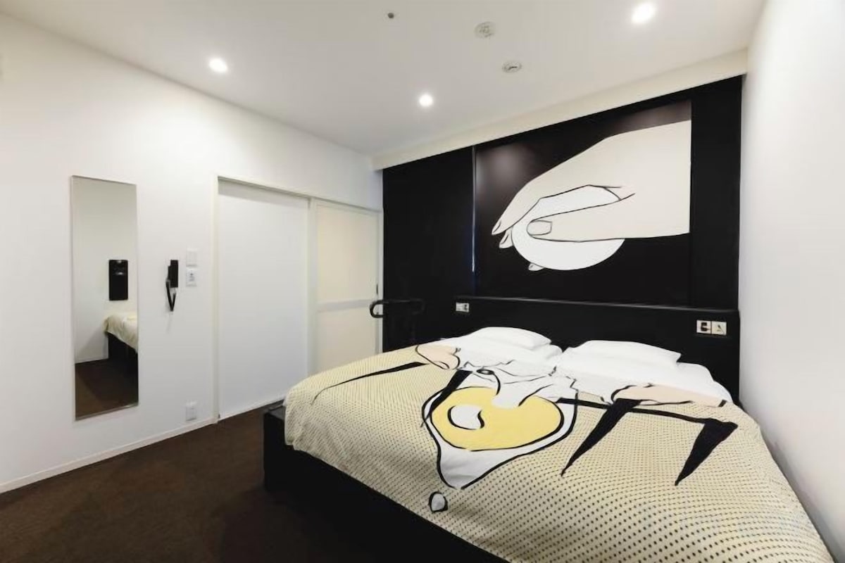 Edredón, tabla de planchar con plancha, wifi gratis y ropa de cama