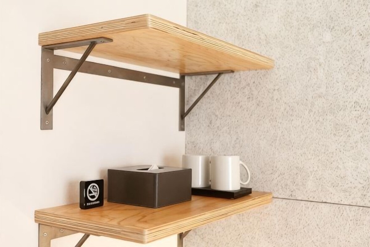 Een houten plank met zakdoekjes, een mok en een rookvrij bordje.