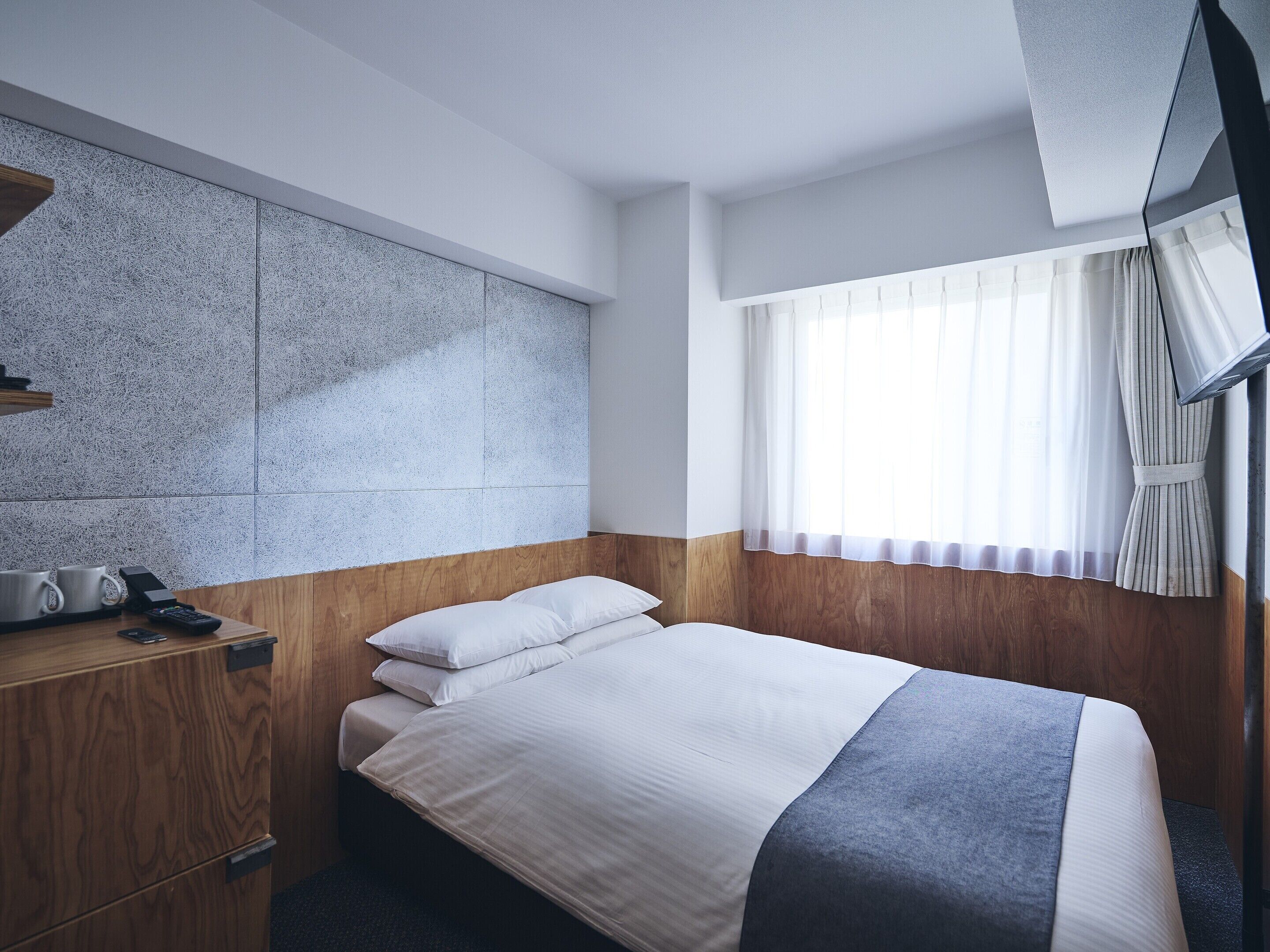 In-room safe, blackout curtains, soundproofing