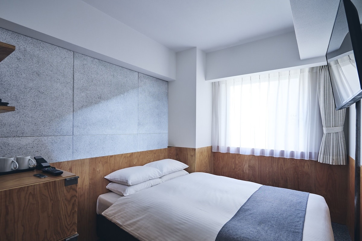 In-room safe, blackout curtains, soundproofing