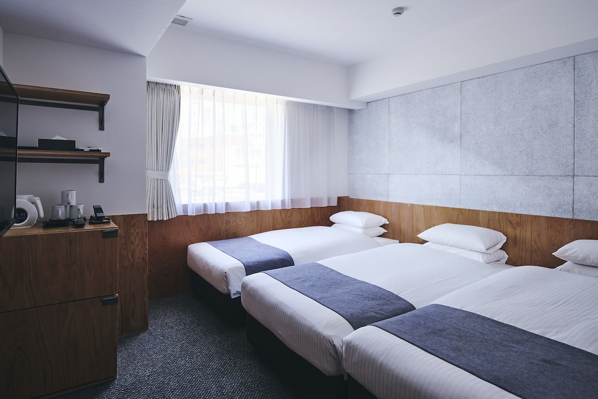 In-room safe, blackout curtains, soundproofing