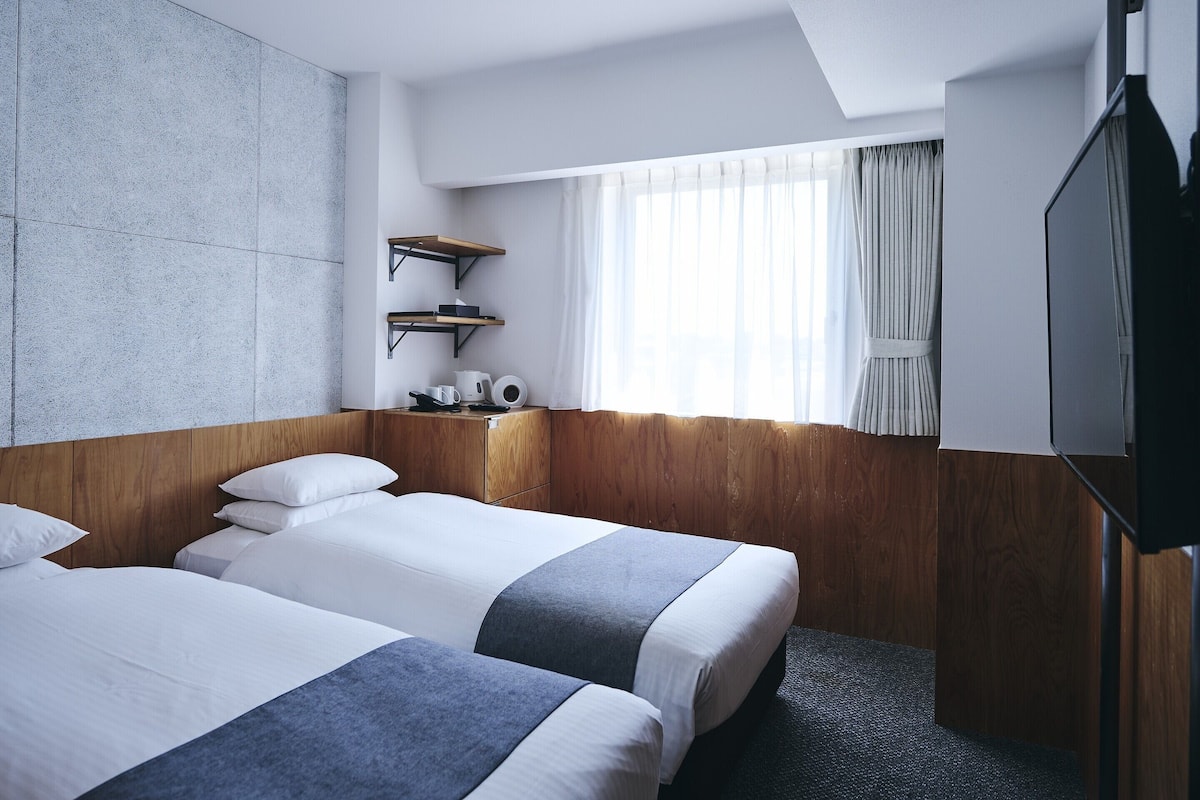 In-room safe, blackout curtains, soundproofing