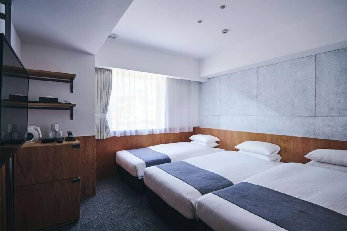 In-room safe, blackout drapes, soundproofing