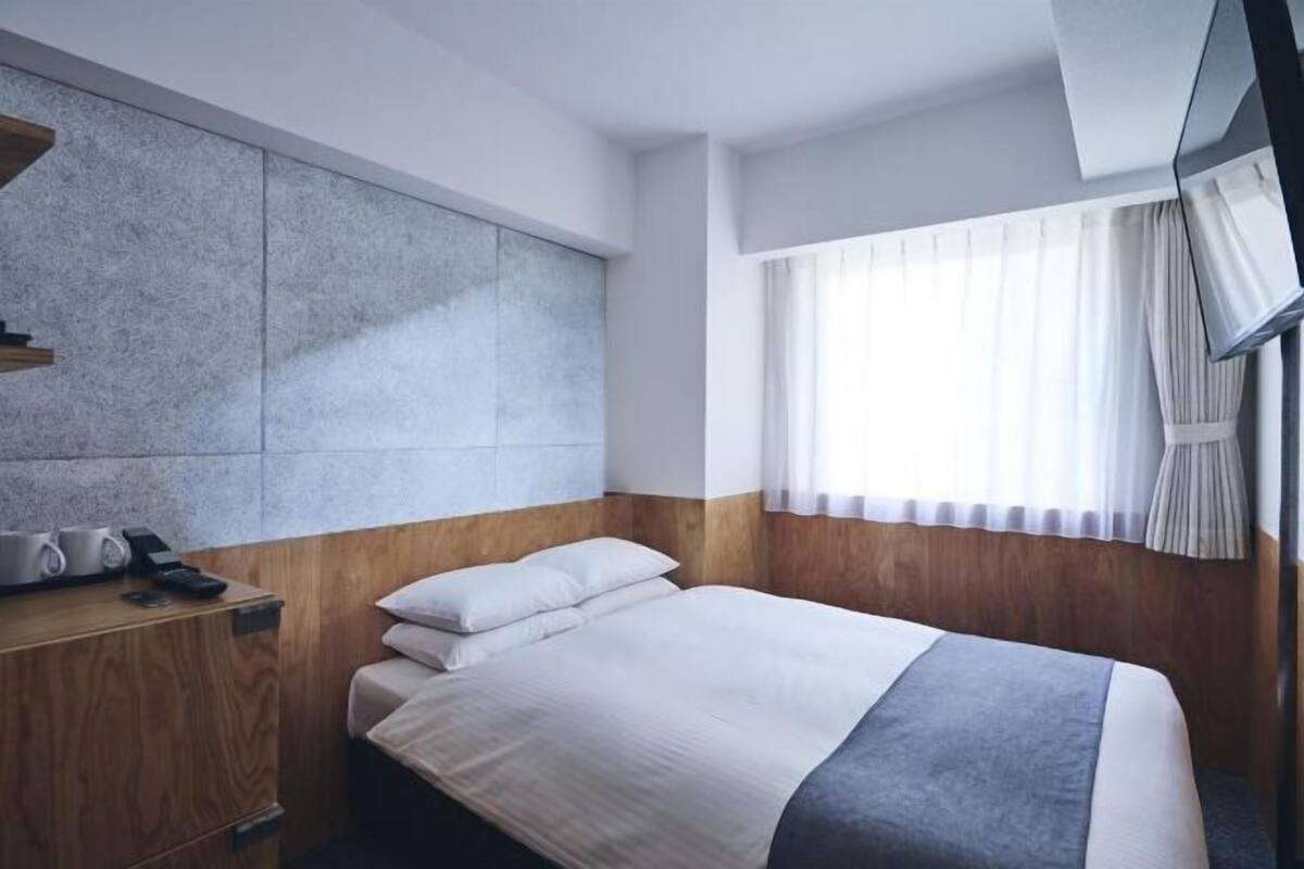 In-room safe, blackout drapes, soundproofing