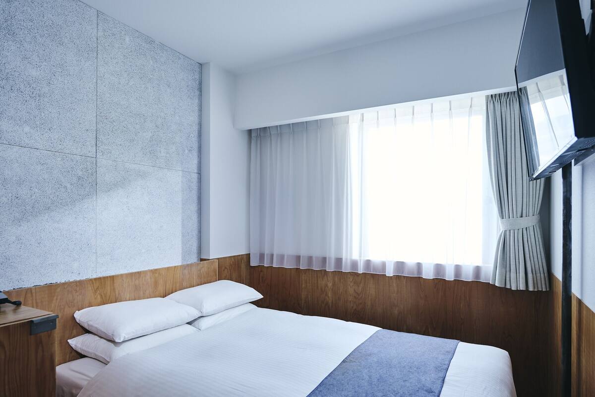 In-room safe, blackout curtains, soundproofing