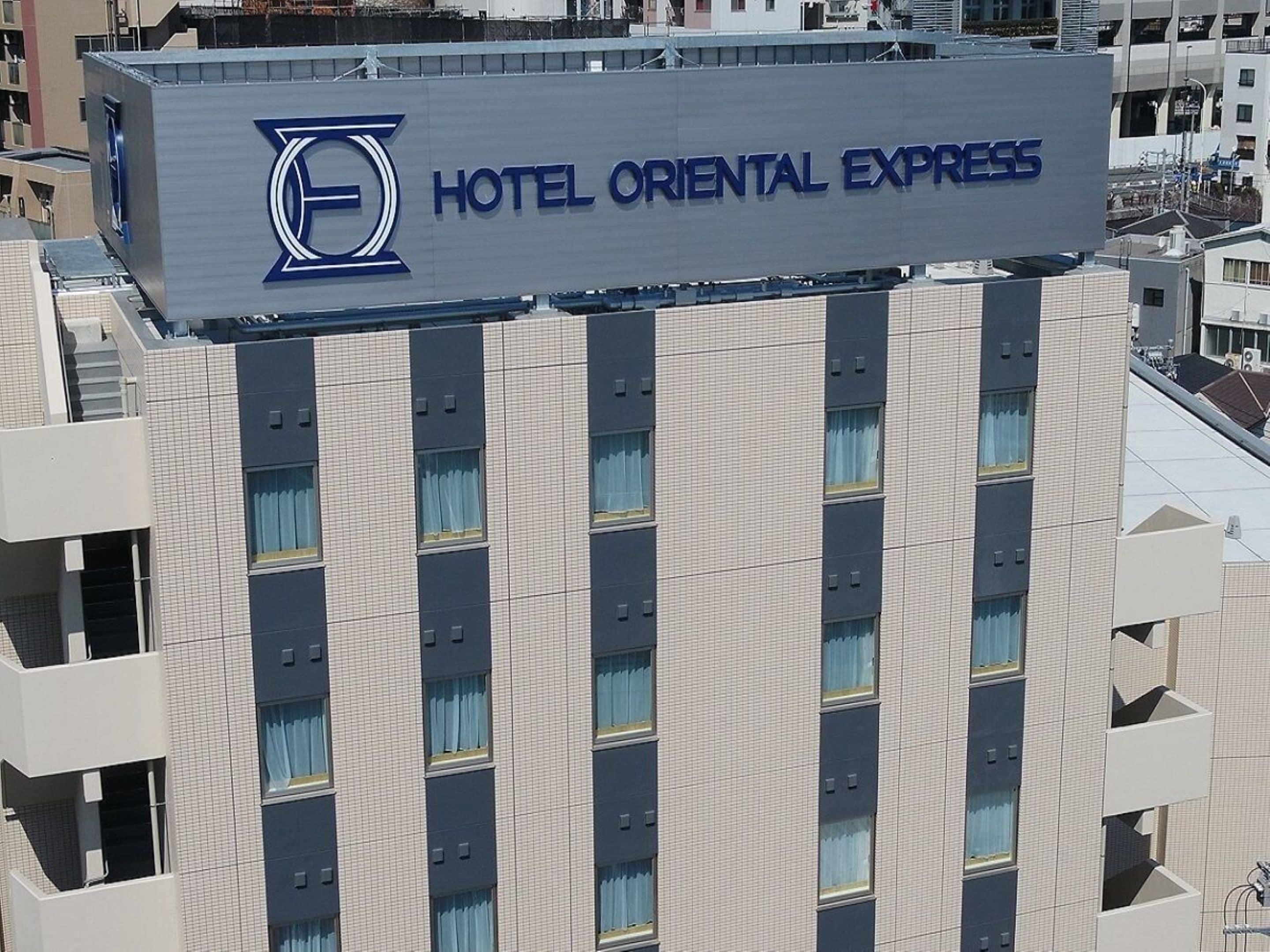 Un bâtiment d’hôtel sur lequel on peut lire l’inscription « HÔTEL ORIENTAL EXPRESS ».