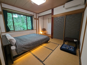 Habitación tradicional | Edredón, escritorio, cortinas blackout y insonorización