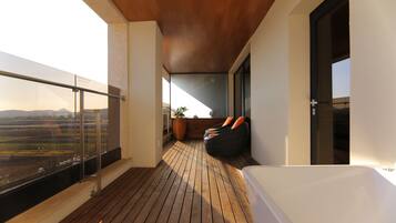 Suite, Terrace | Deep soaking bathtub