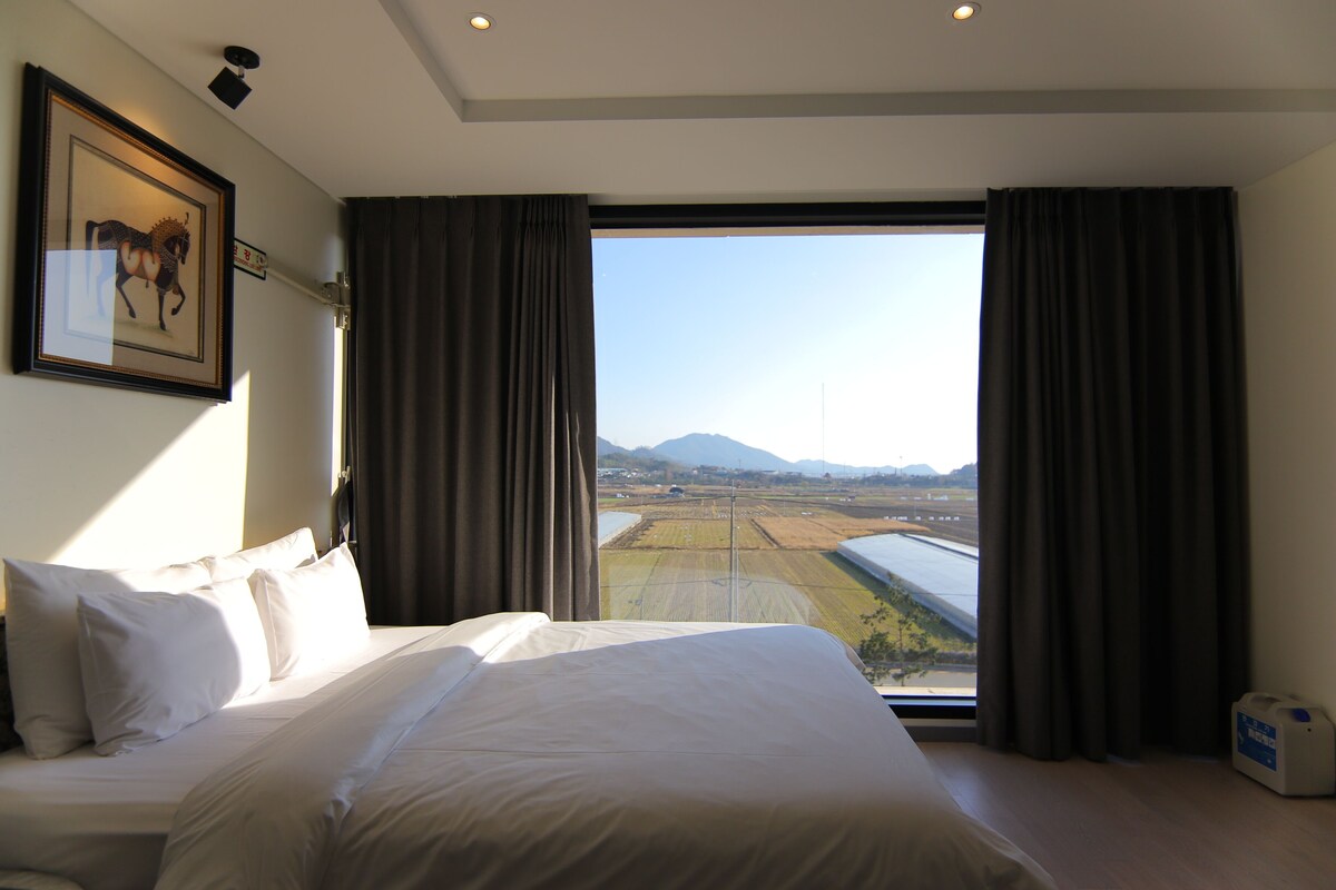 Ropa de cama de alta calidad, cubrecamas y cortinas blackout 
