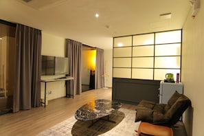 Suite, Terrace | Living area