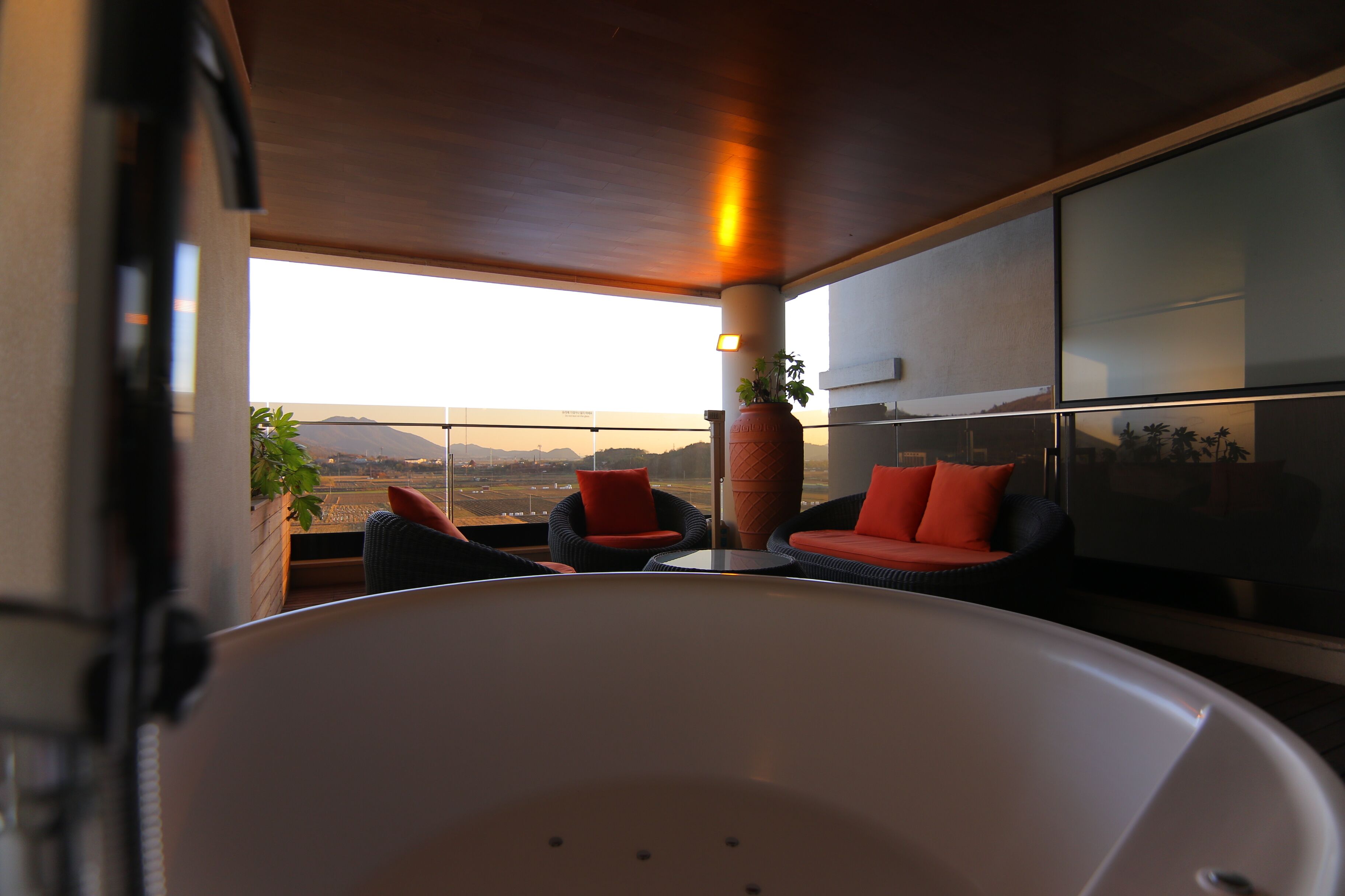 royal terrace a | private spa tub