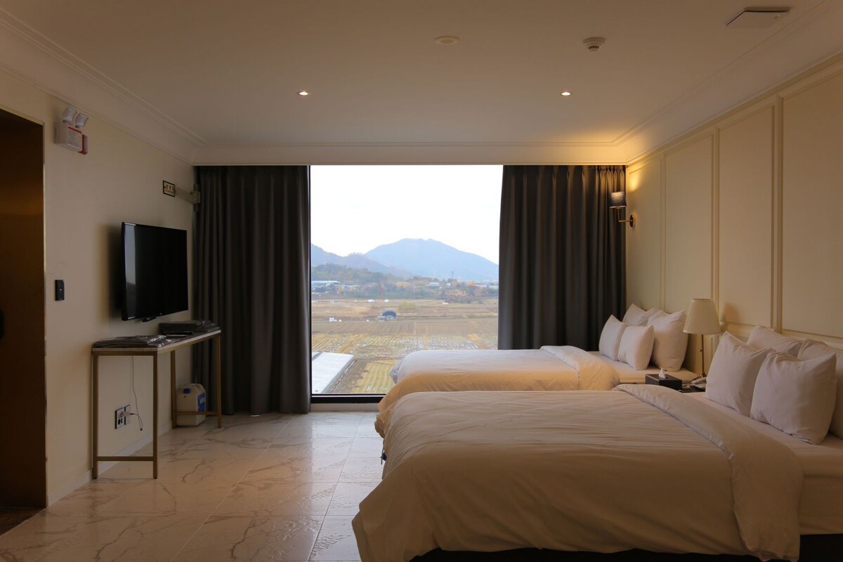 Ropa de cama de alta calidad, cubrecamas y cortinas blackout 