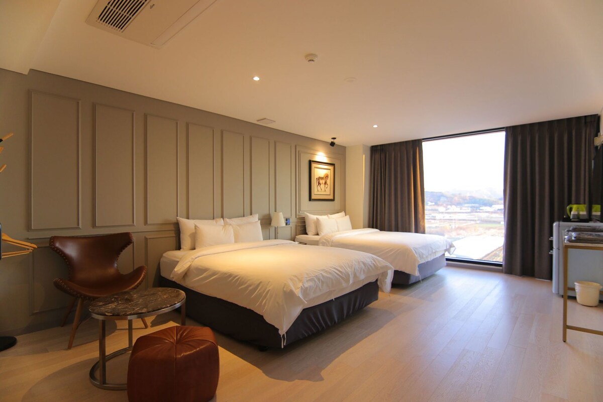 Ropa de cama de alta calidad, cubrecamas y cortinas blackout 
