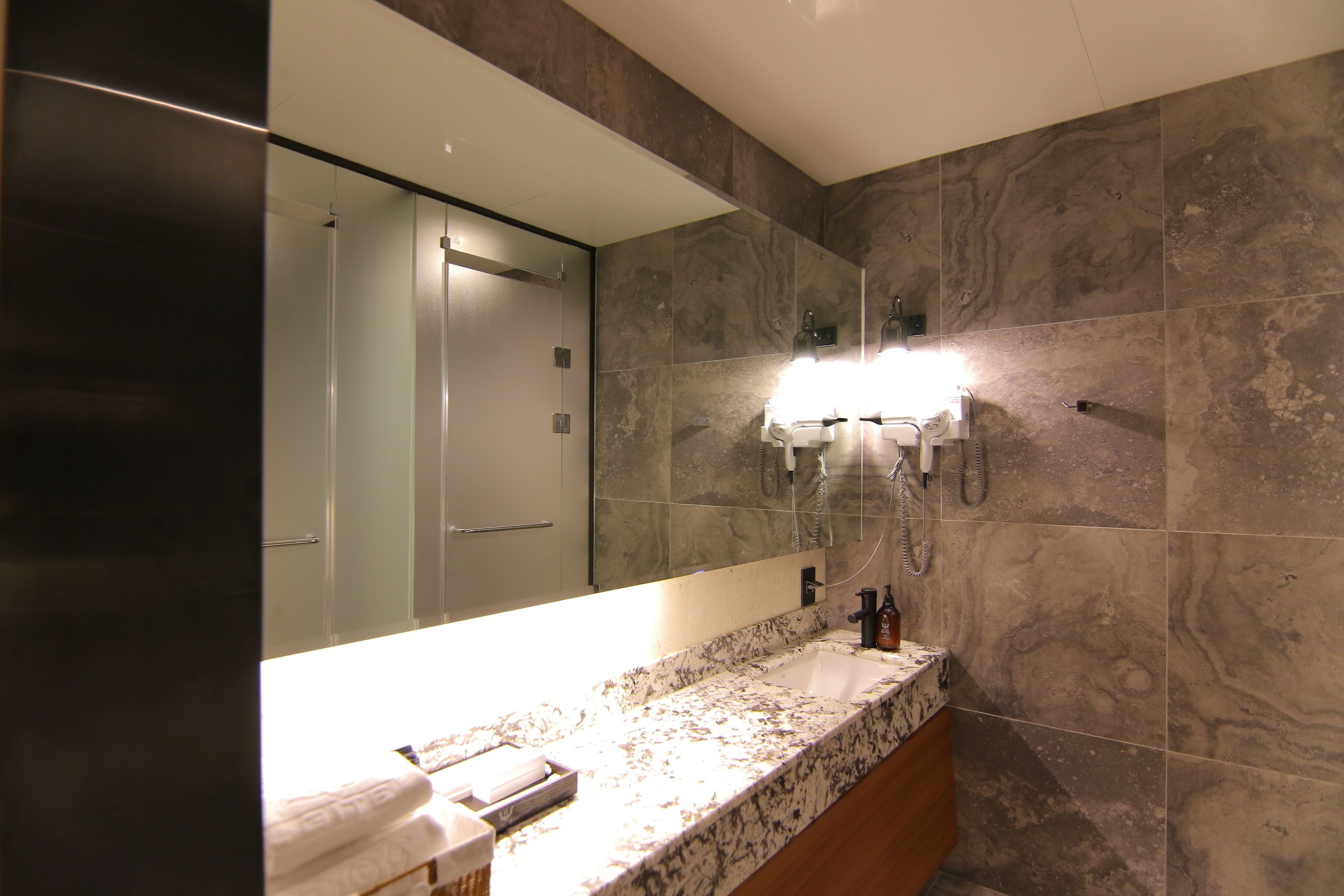 royal terrace b | bathroom sink