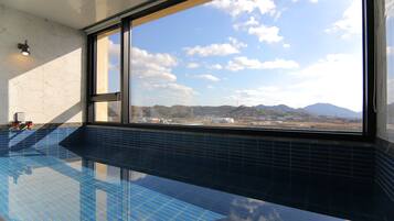 Royal Suite (Private pool fee per night required on spot) | Salle de bain | Articles de toilette gratuits, sèche-cheveux, peignoirs, chaussons