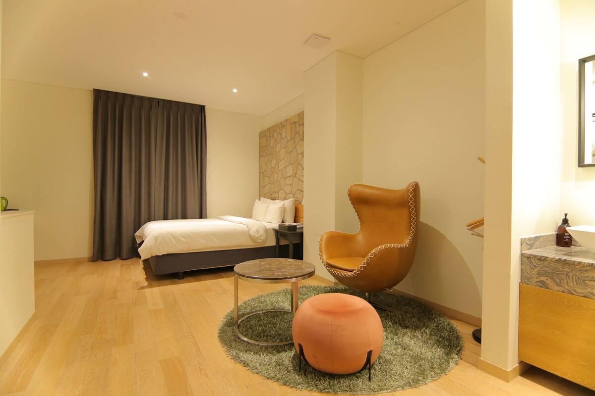 Ropa de cama de alta calidad, cubrecamas y cortinas blackout 