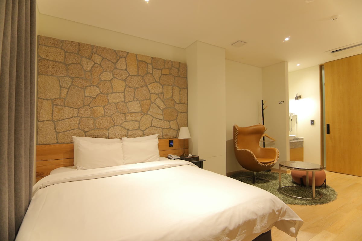 Chambre Ăconomique (2F, Check-in 6pm to 12pm) | 1 chambre, literie de qualitĂ© supĂ©rieure, couette en duvet d'oie