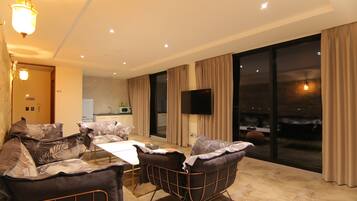 Imperial Suite, Terrace (Private pool fee per night required on spot) | Vardagsrum | 40-tums platt-tv med kabelkanaler, tv och golvvärme