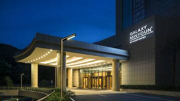 واجهة المنشأة - في المساء/الليل