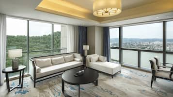 Suite Elite, vista al lago | Minibar, caja de seguridad en la habitación y escritorio