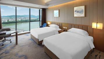 Discovery Room, Garden View | Minibar, in-room safe, desk, blackout drapes