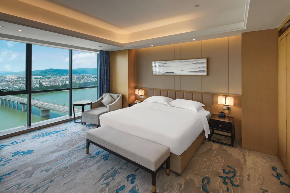 Galaxy Room, Lake View | Minibar, in-room safe, desk, blackout curtains