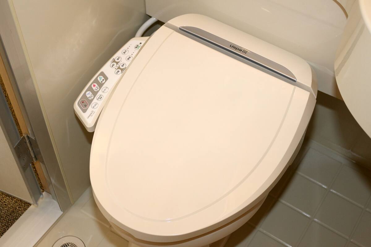 combined shower/bathtub, rainfall showerhead, hair dryer, slippers