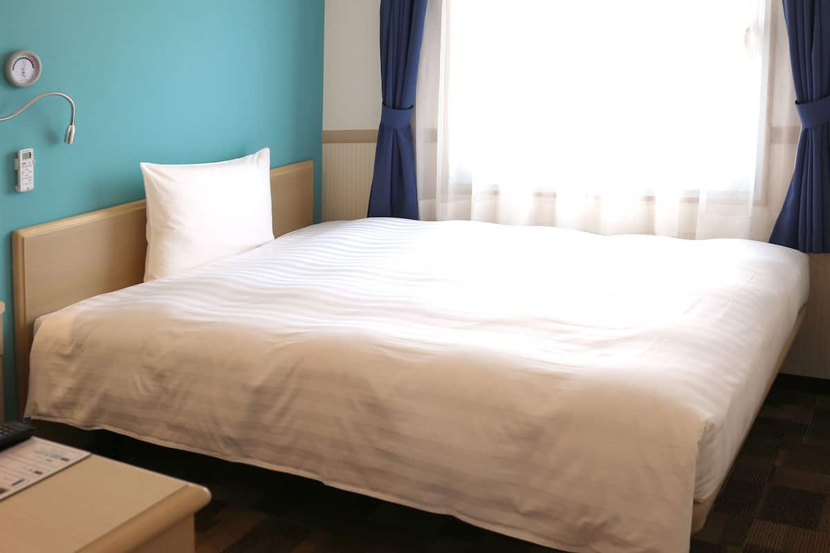 1 bedroom, desk, free wifi, bed sheets