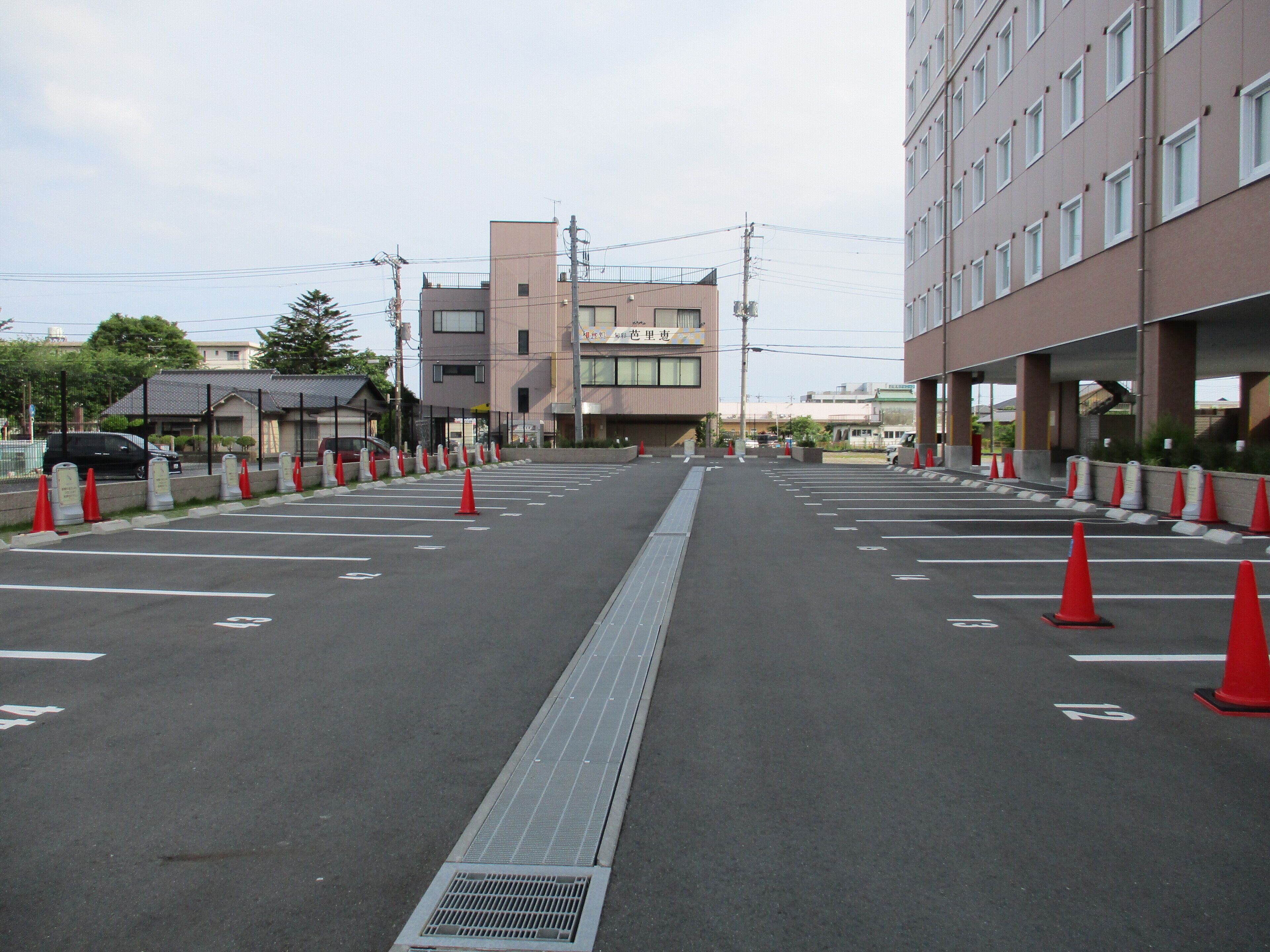 self-parking (surcharge) 800 per night