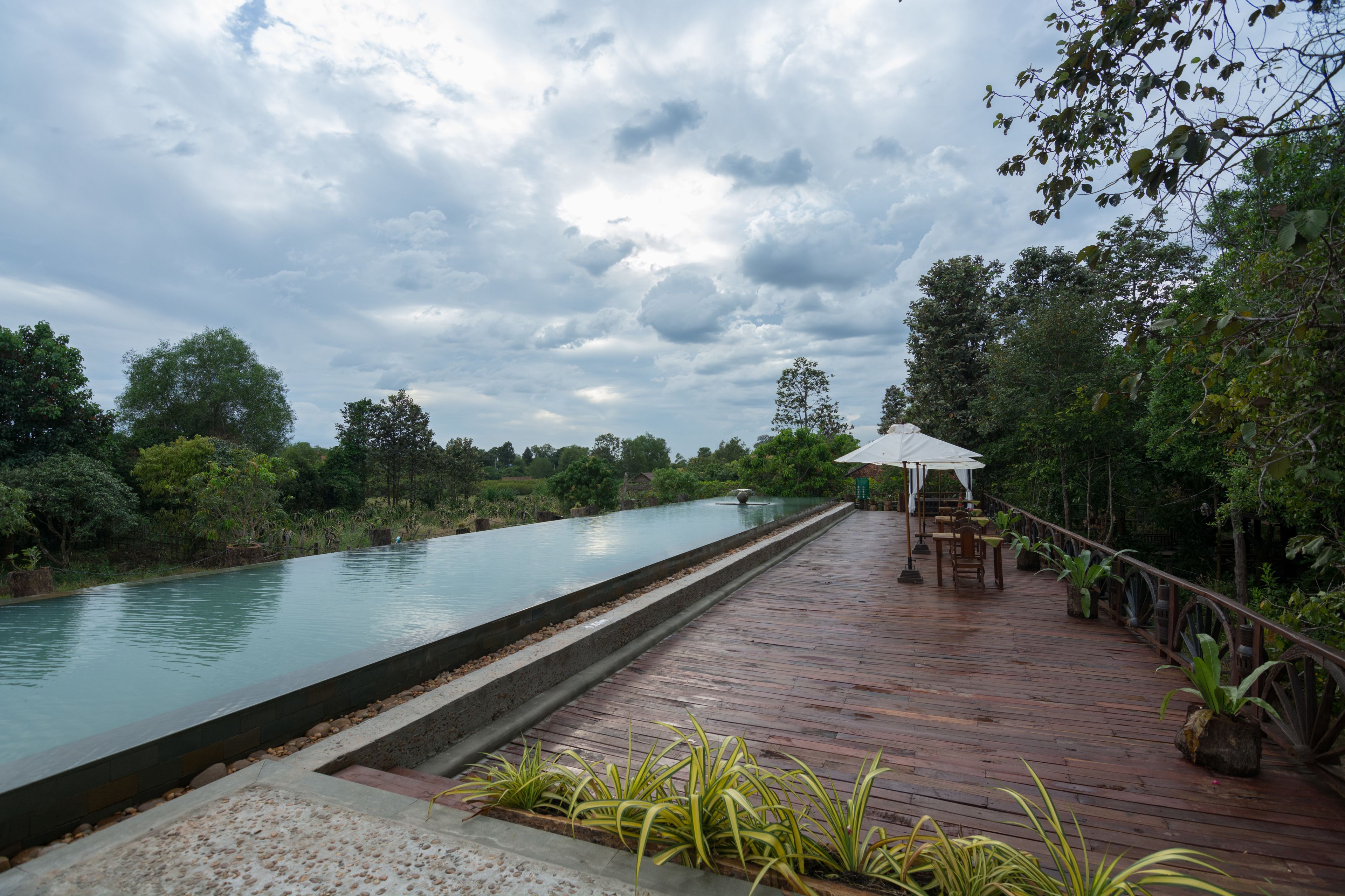 Een buitenzwembad en parasols bij het zwembad
