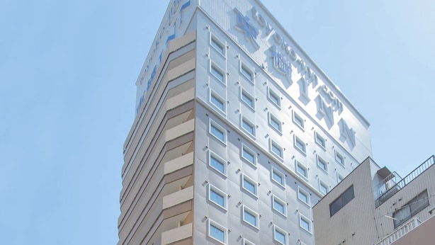 Un immeuble à plusieurs étages doté d’une architecture moderne, avec une enseigne bien visible affichant des caractères chinois.