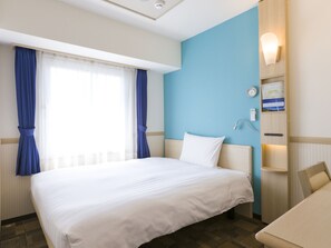 Desk, laptop workspace, blackout curtains, iron/ironing board - Toyoko Inn Shinjuku Gyoemmae Station (Tokyo)