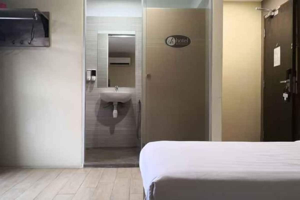 1 bedroom, in-room safe, desk, soundproofing