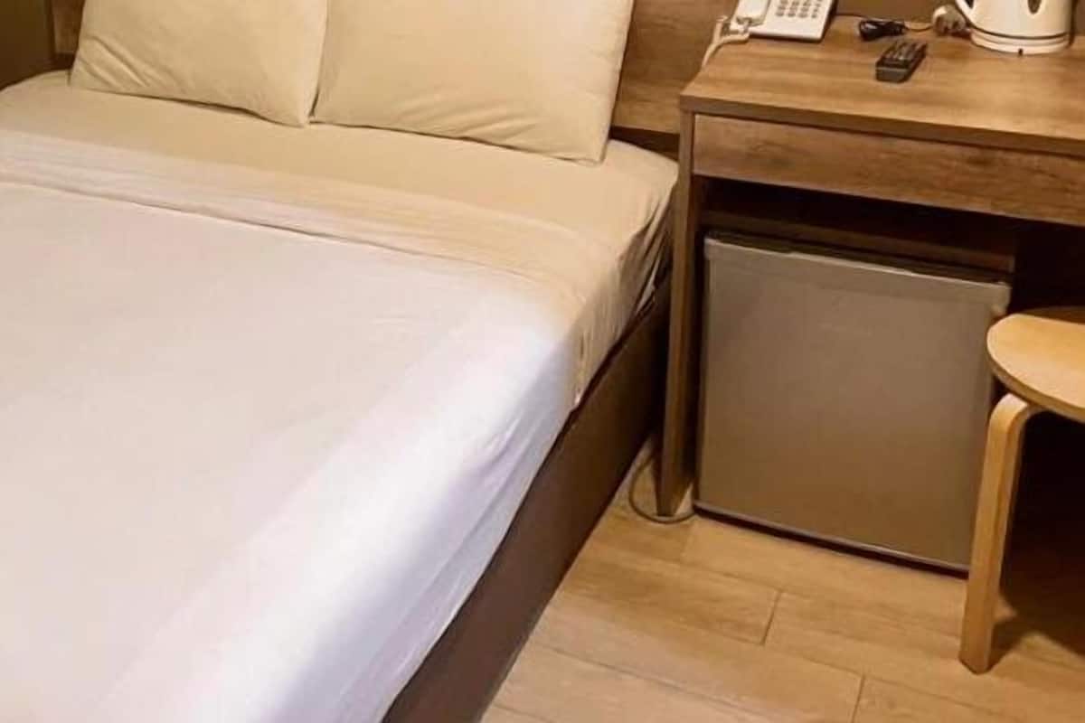 Standard Queen Room | In-room safe, desk, soundproofing, iron/ironing board