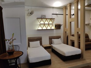 Habitación familiar | Zona de estar | Televisión LCD de 28 pulgadas con canales por satélite, una televisión
