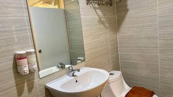 Ducha, artículos de tocador gratuitos, secador de pelo, bidet