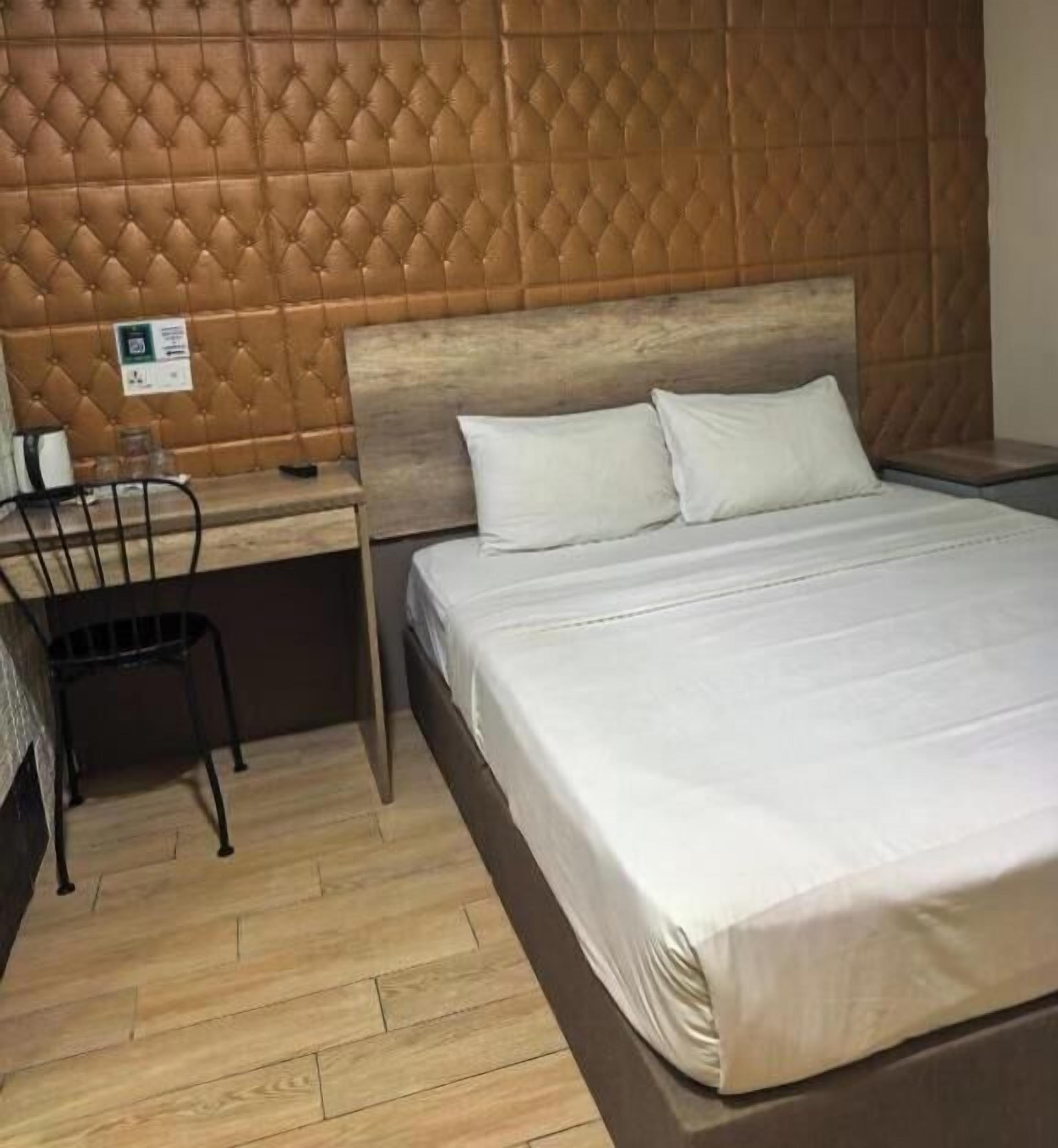 Standard-huone (Queen) | Tallelokero huoneessa, työpöytä, äänieristys, silitysrauta/-lauta