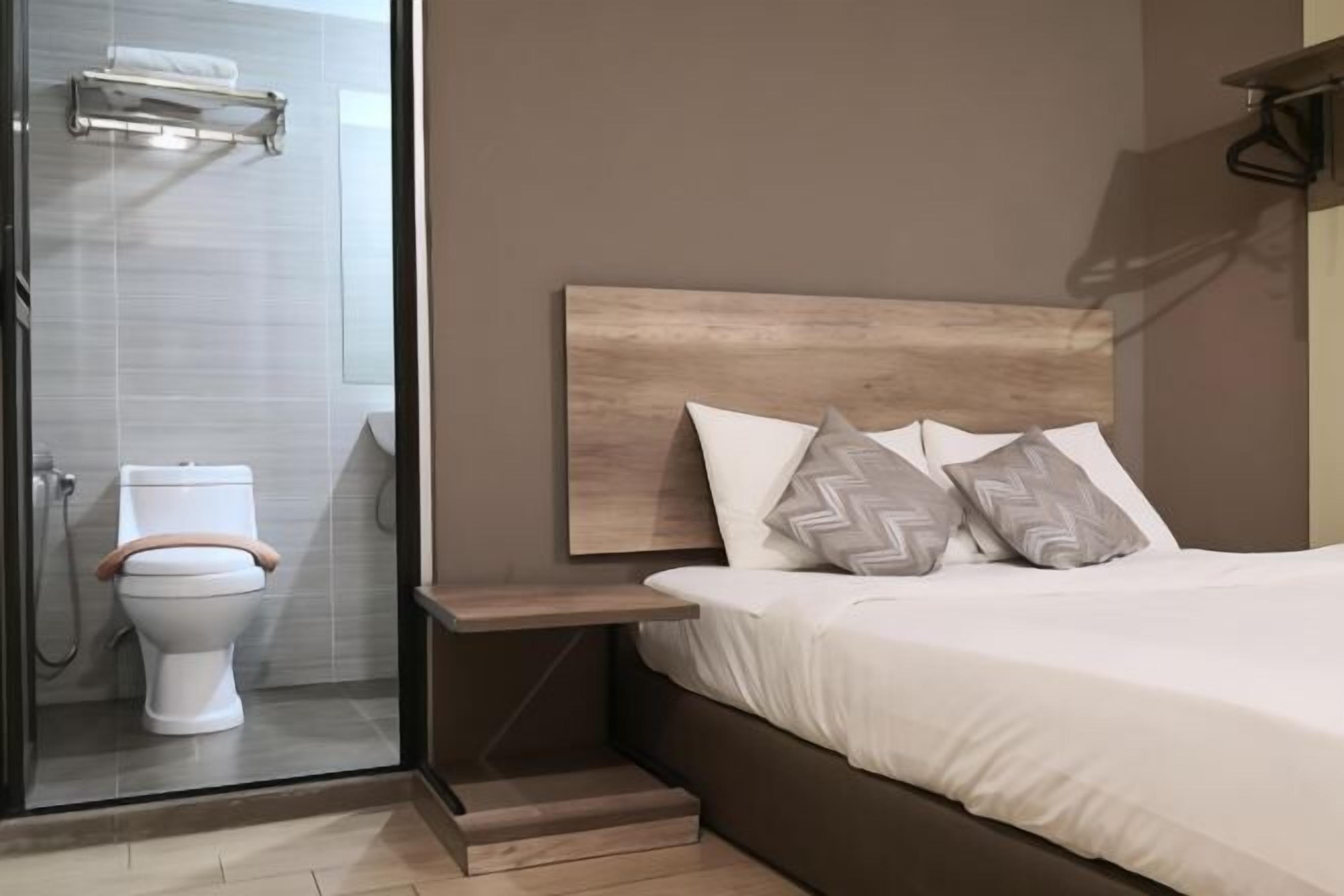 セーフティボックス (室内)、デスク、防音設備、アイロン / アイロン台