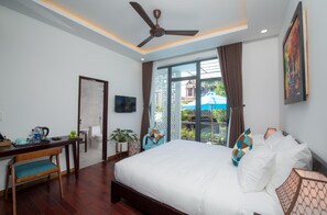 Desk, blackout drapes, soundproofing, iron/ironing board - La An Homestay (Da Nang)