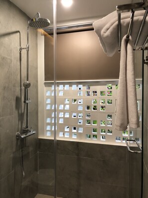 Douche, articles de toilette (gratuits), séchoir à cheveux, pantoufles