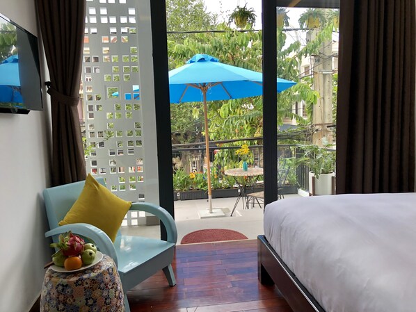 Desk, blackout drapes, soundproofing, iron/ironing board - La An Homestay (Da Nang)