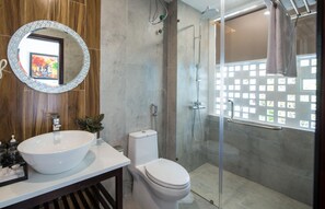 Shower, free toiletries, hair dryer, slippers - La An Homestay (Da Nang)