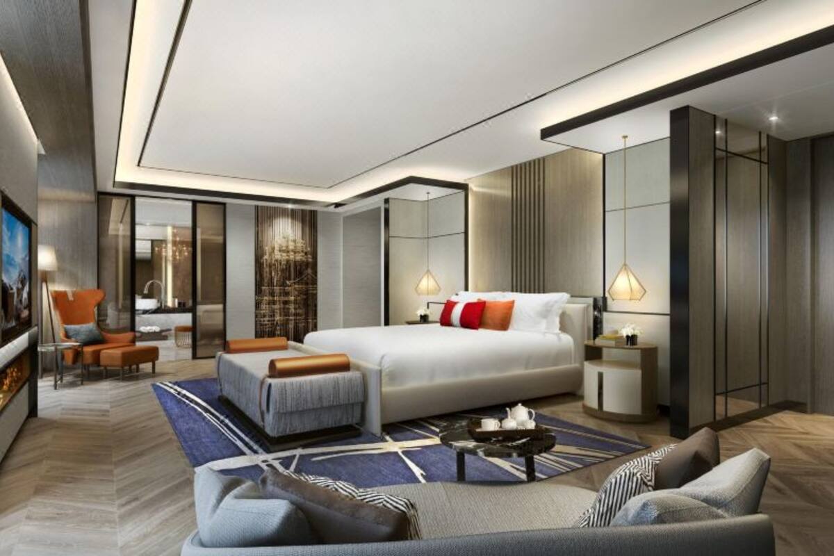 Luxury Suite, 1 King Bed | Minibar, in-room safe, desk, blackout drapes