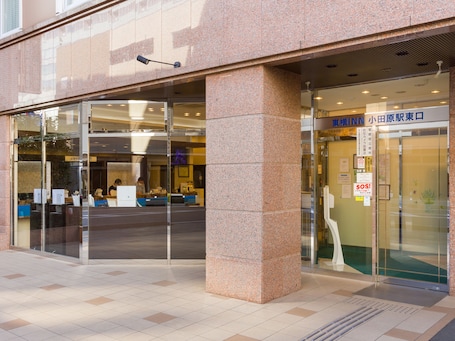 Entrada de la propiedad. Toyoko Inn Odawara Station