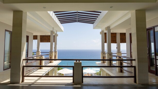 A modern hotel interior with a balcony overlooking the ocean. - Villa Maiara (Ungasan)