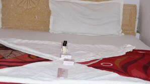In-room safe, rollaway beds, free WiFi, bed sheets - Jain Empire Resort (Jaisalmer)