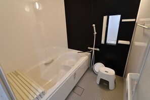 Maison (Private Vacation, 1F) | Salle de bain | Baignoire et douche séparées, baignoire profonde